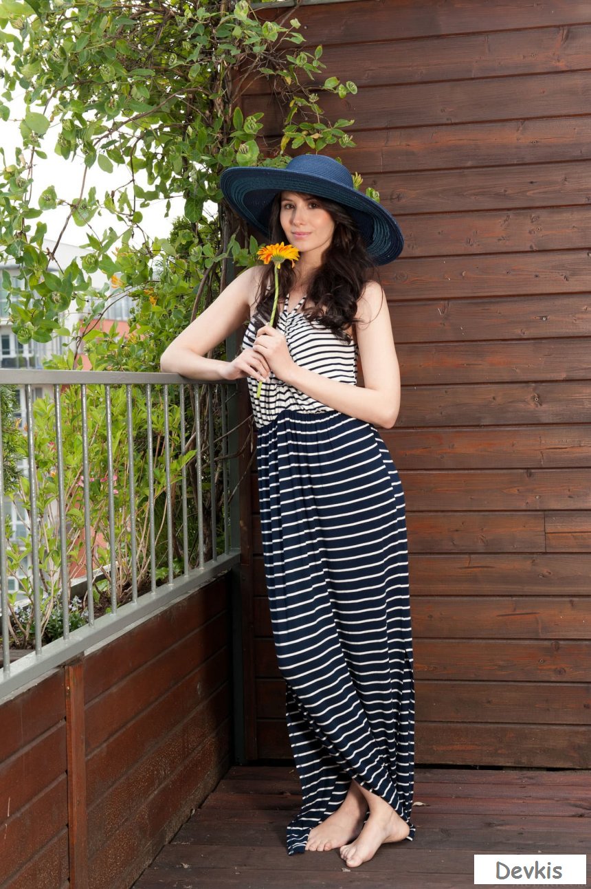 Обнаженная дама в шляпе раздвинула ножки