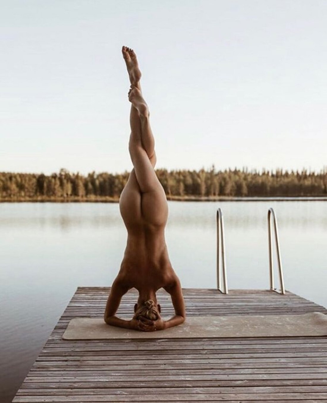 Стойка на голове голышом