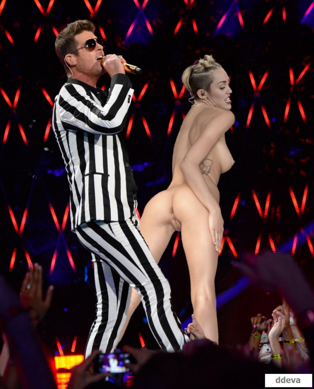 Голые певицы поют на сцене