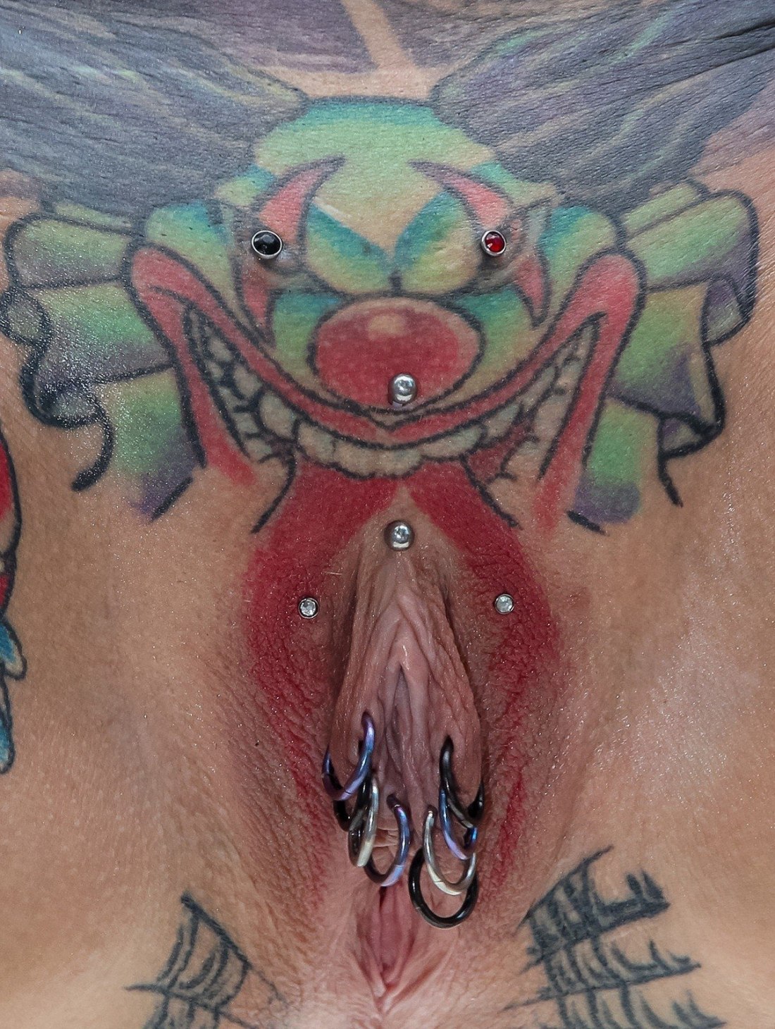 Тату на интимных местах женские