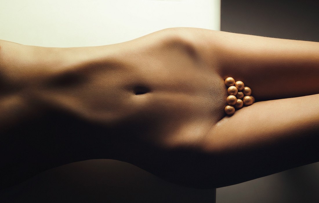 Красивая грудь в мурашках