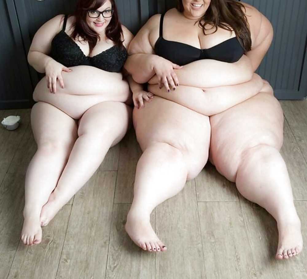 Две очень голые толстые женщины.