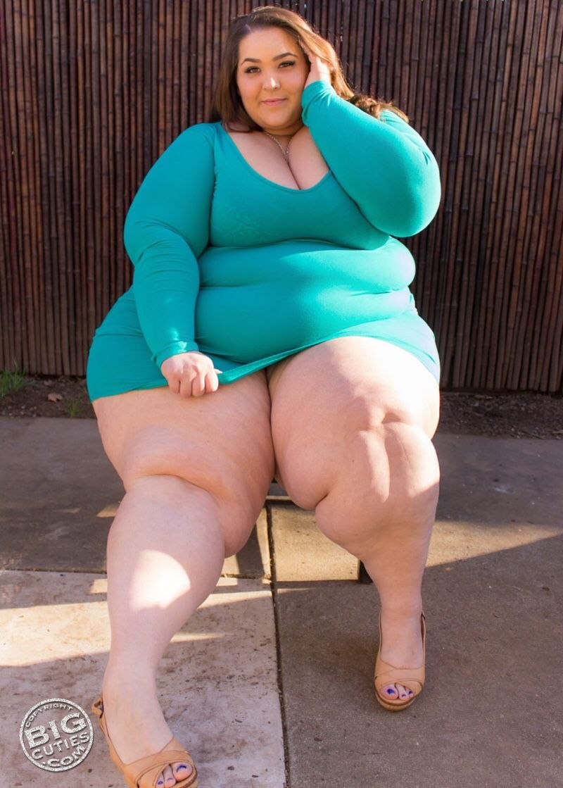 Женщина нагнулась в магазине