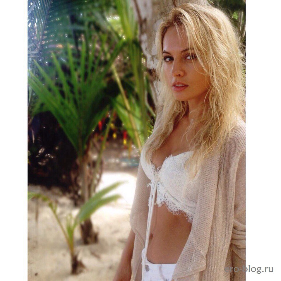 Янина Студилина в шортах