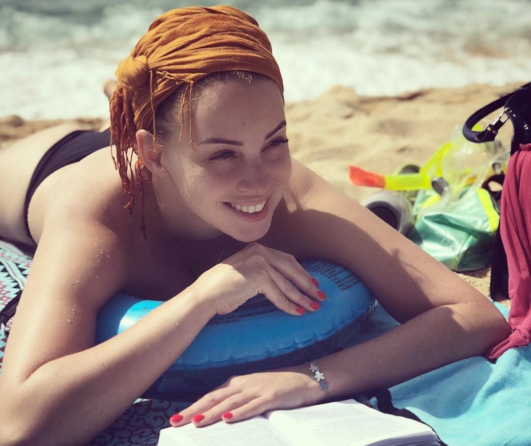 Полина Диброва на пляже