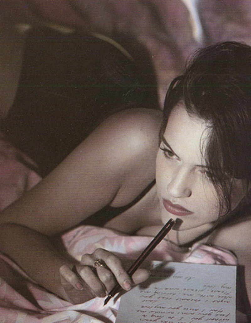 Женщина пишет письмо