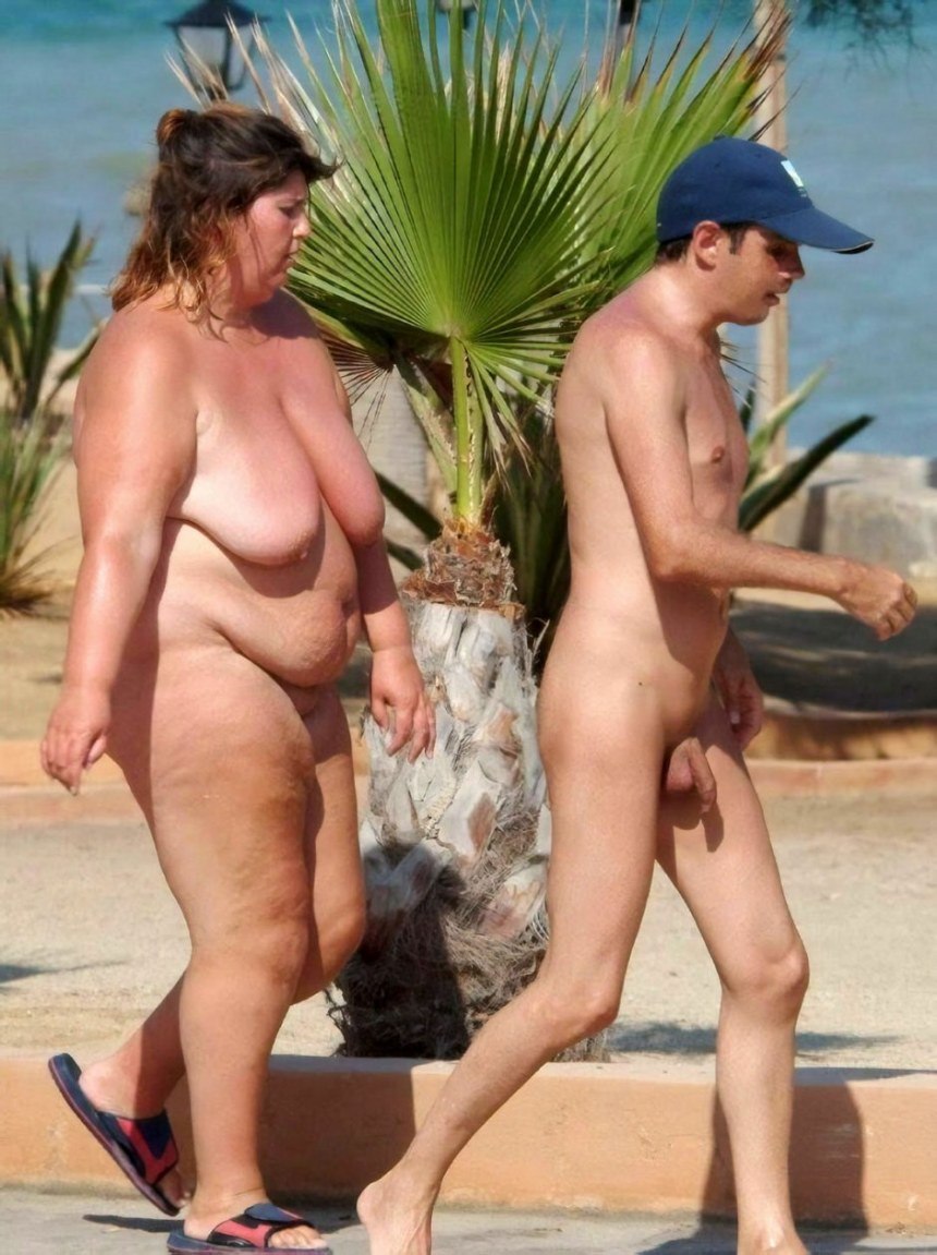 Голые пожилые женщины на пляже