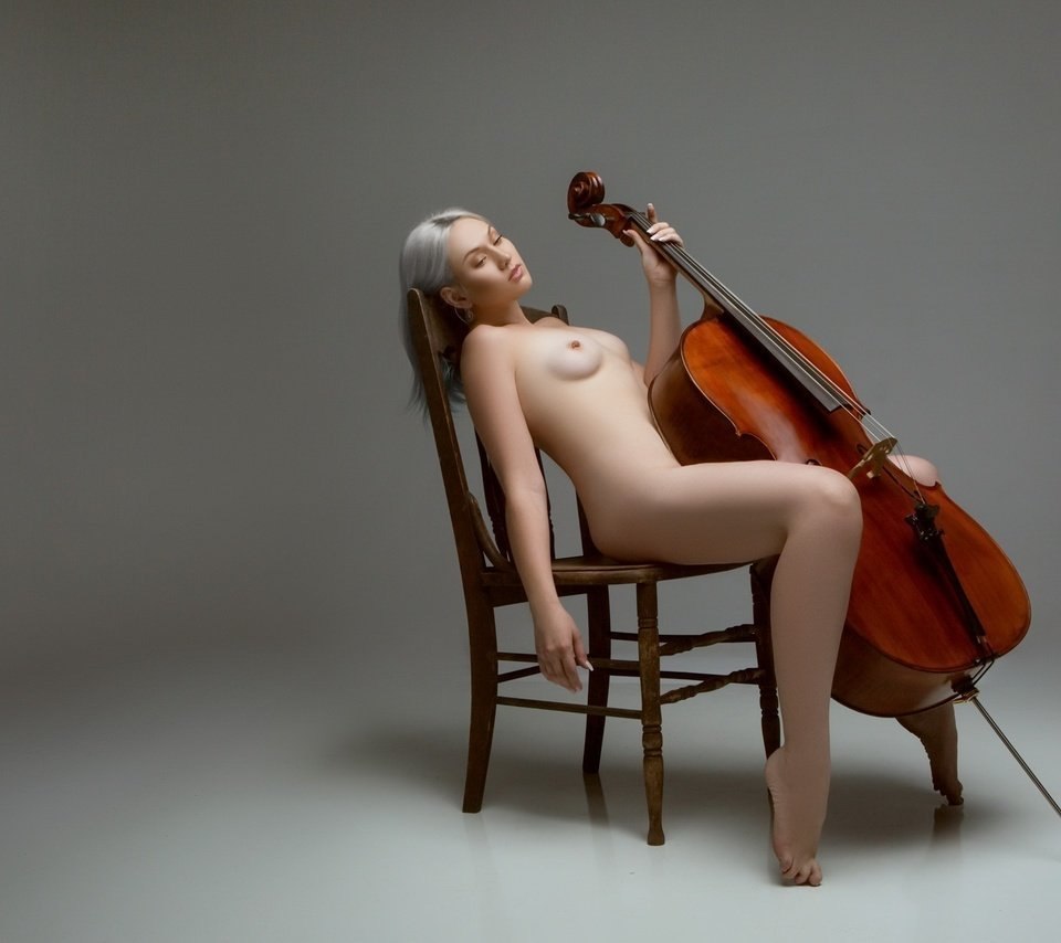 Эротическая фотосессия со скрипкой
