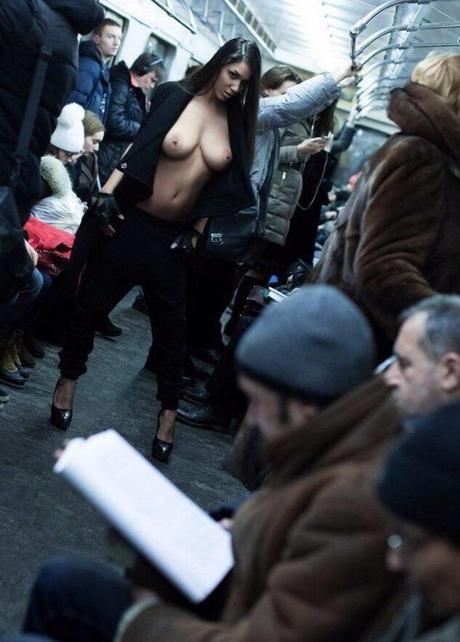 Девушки в метро эротика