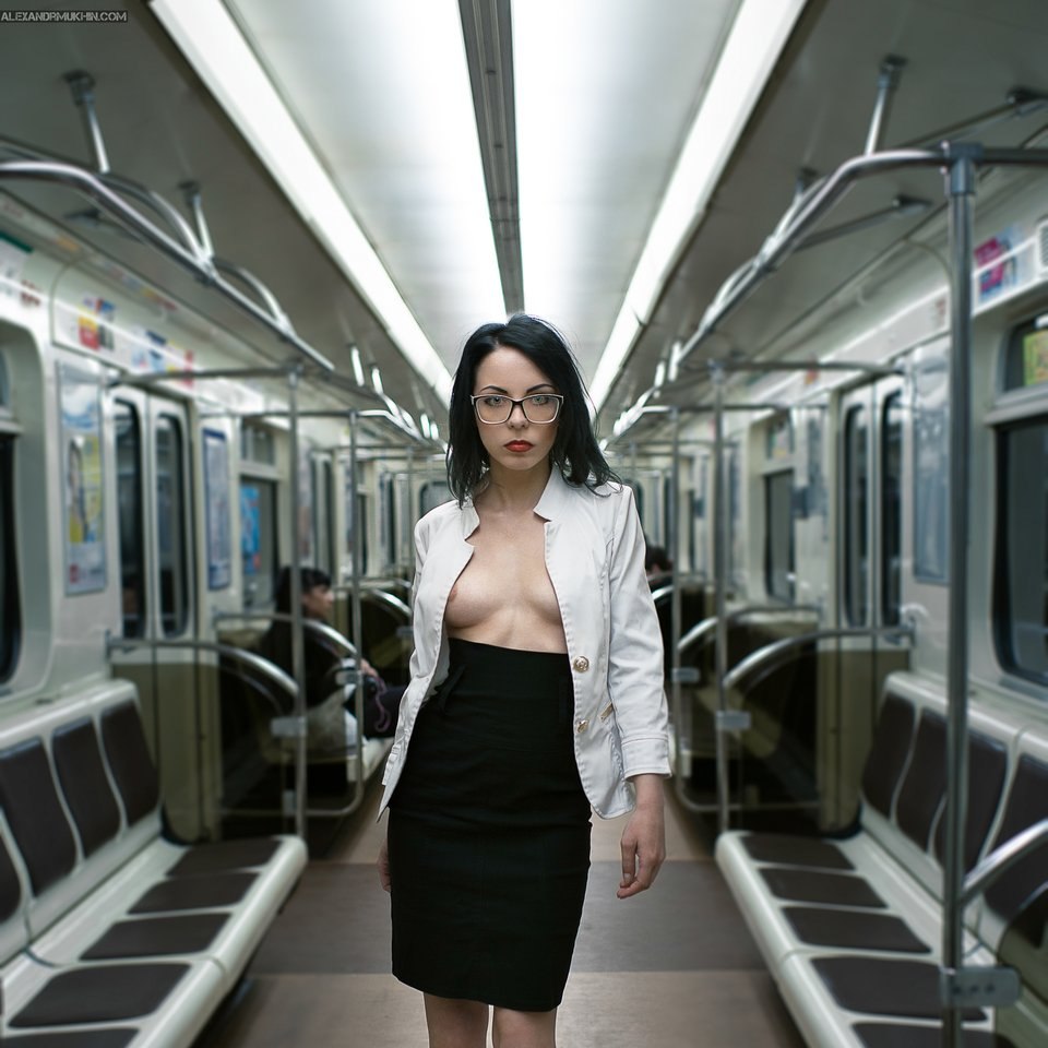 смотреть эротику в метро фото 36