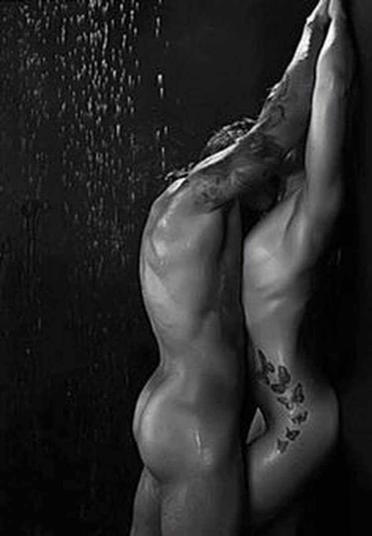 Женщина на фоне голого мужчины