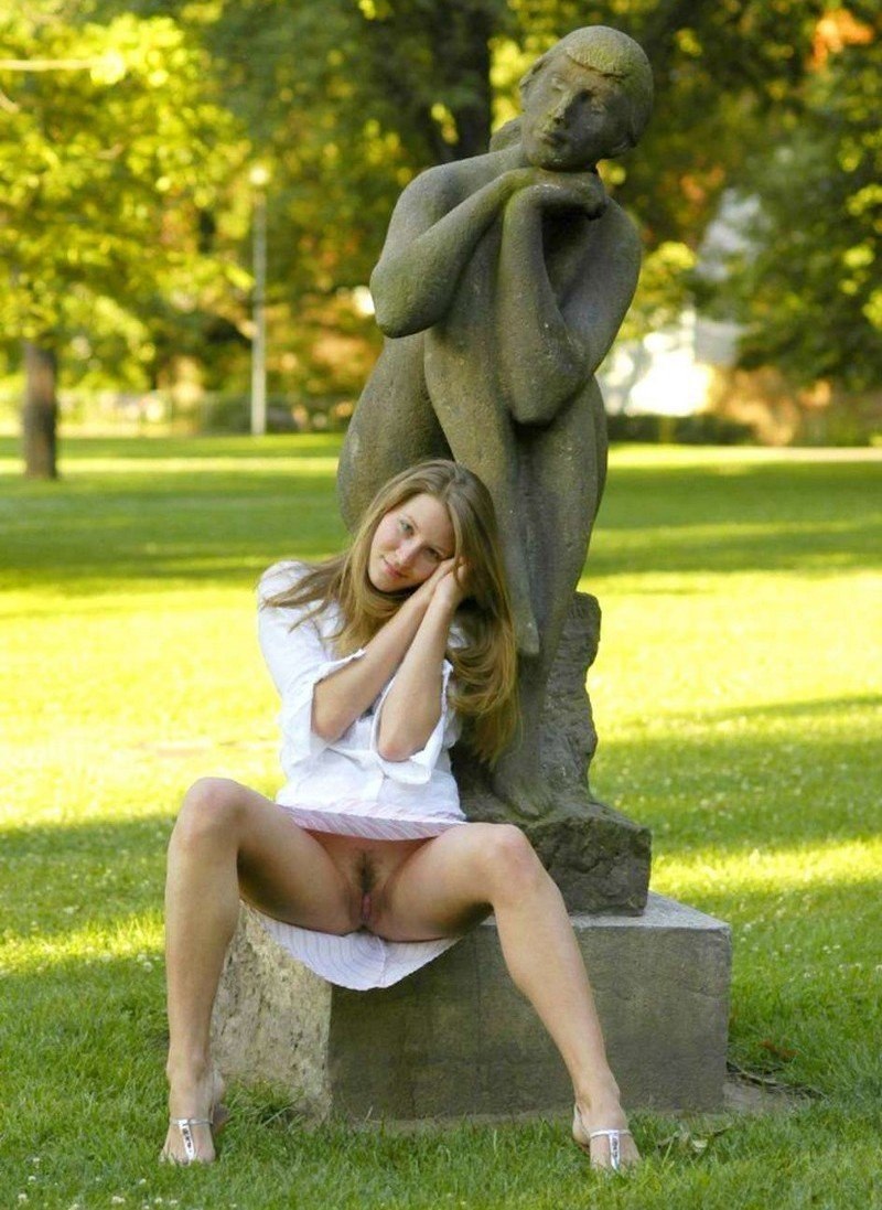 Женский писсинг на улице