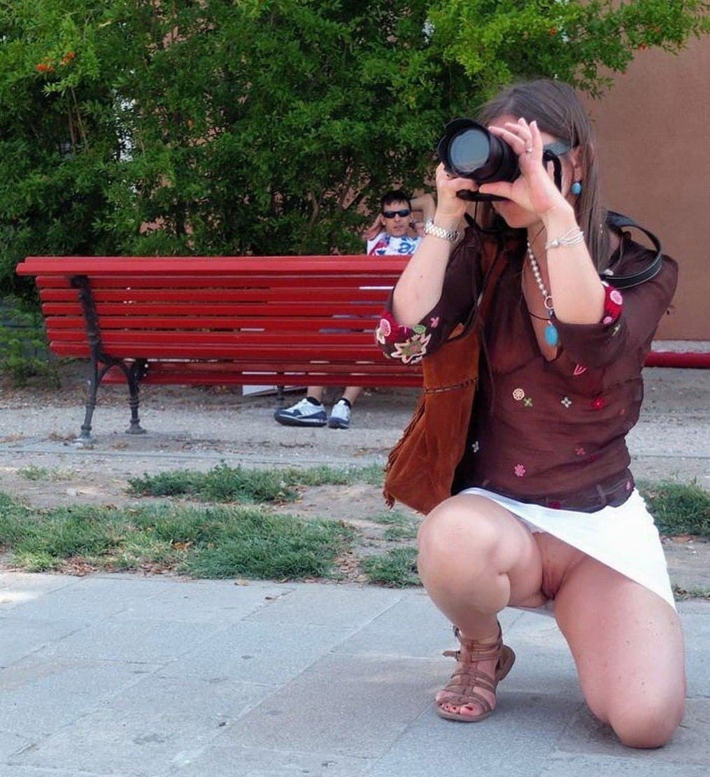 Без трусов под юбкой в городе