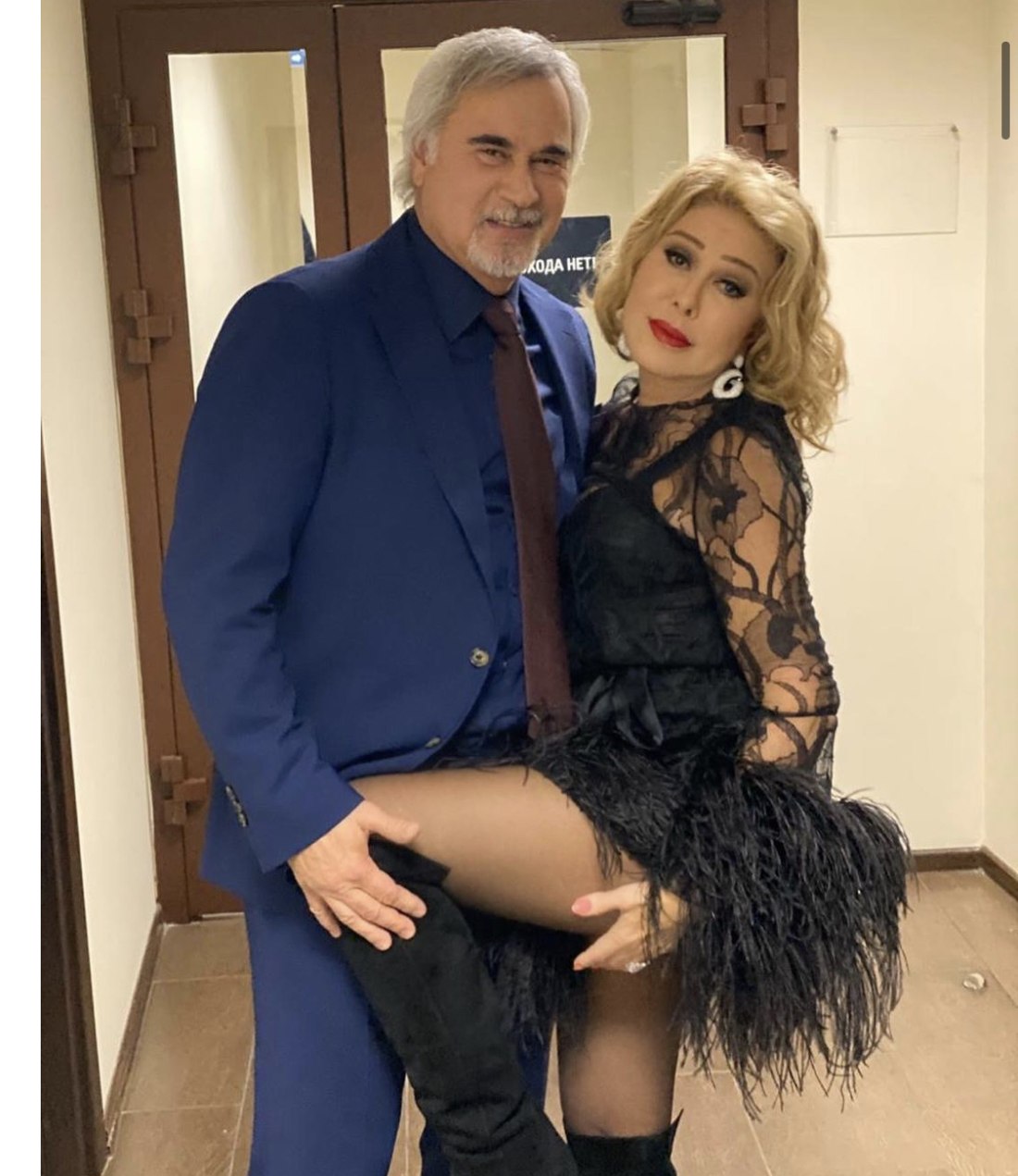 Наташа Королева светит попой