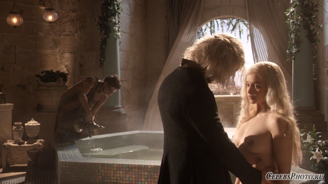 Голая Эмилия Кларк в сериале игра престолов