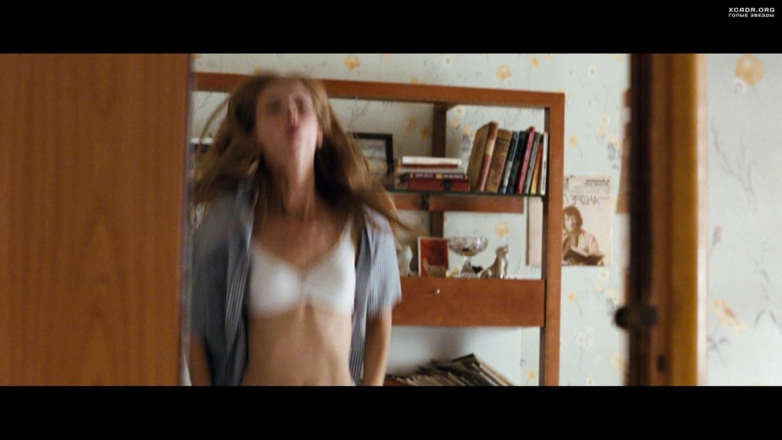 Яна голая в фильме Ивановы Ивановы