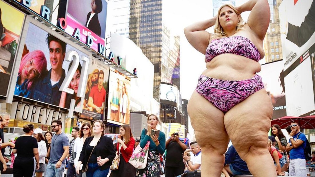 Толстая женщина на белом фоне