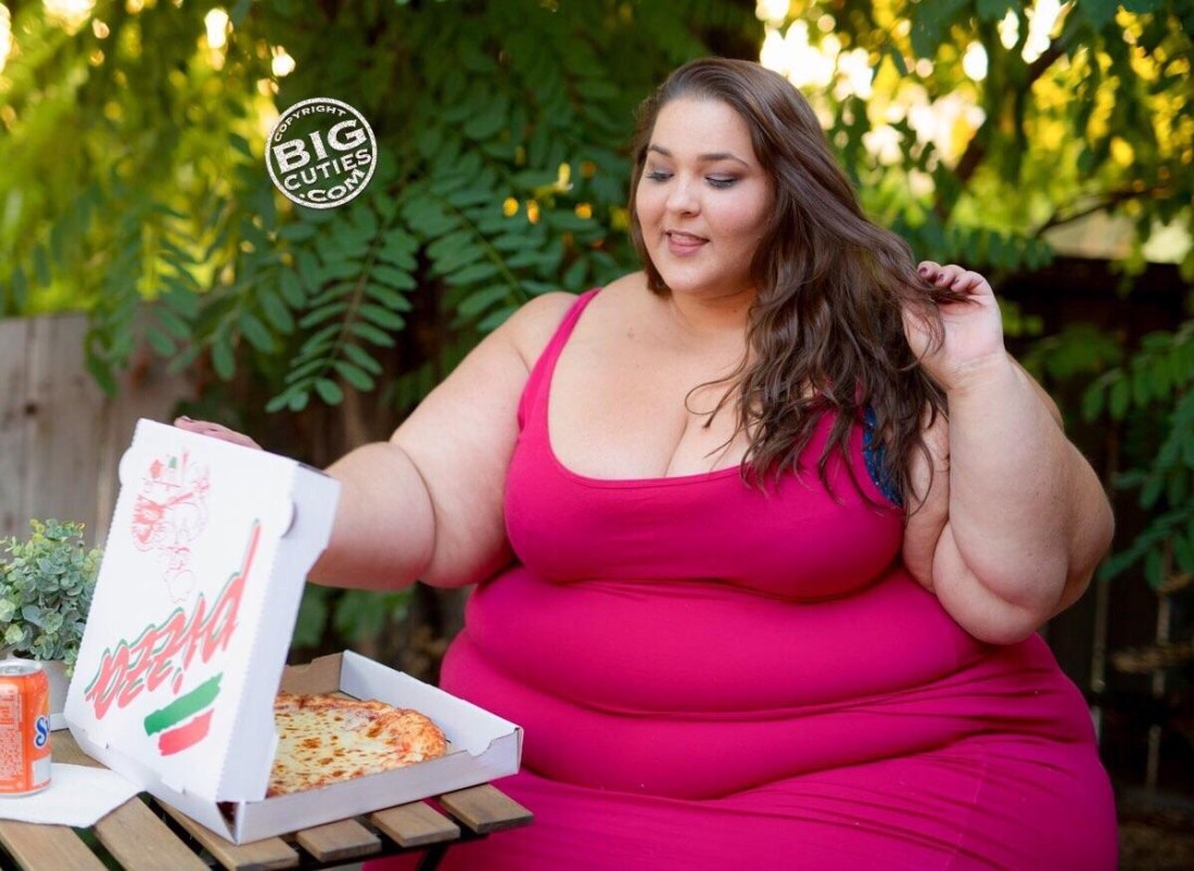 Толстые женщины за столом