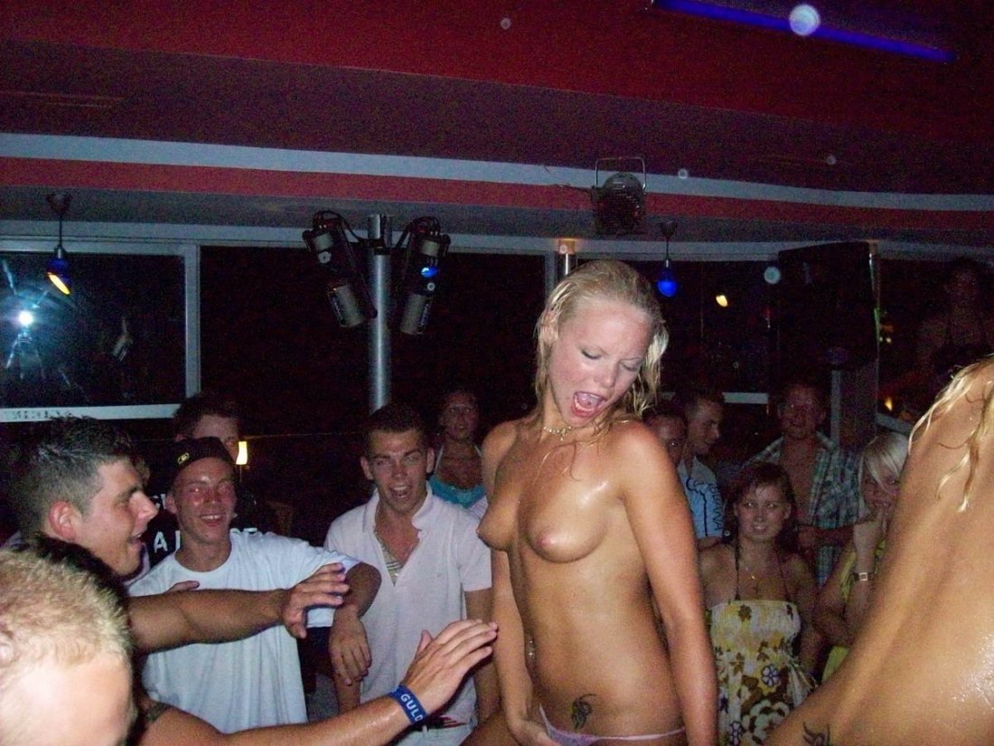 Голые девки в ночном клубе