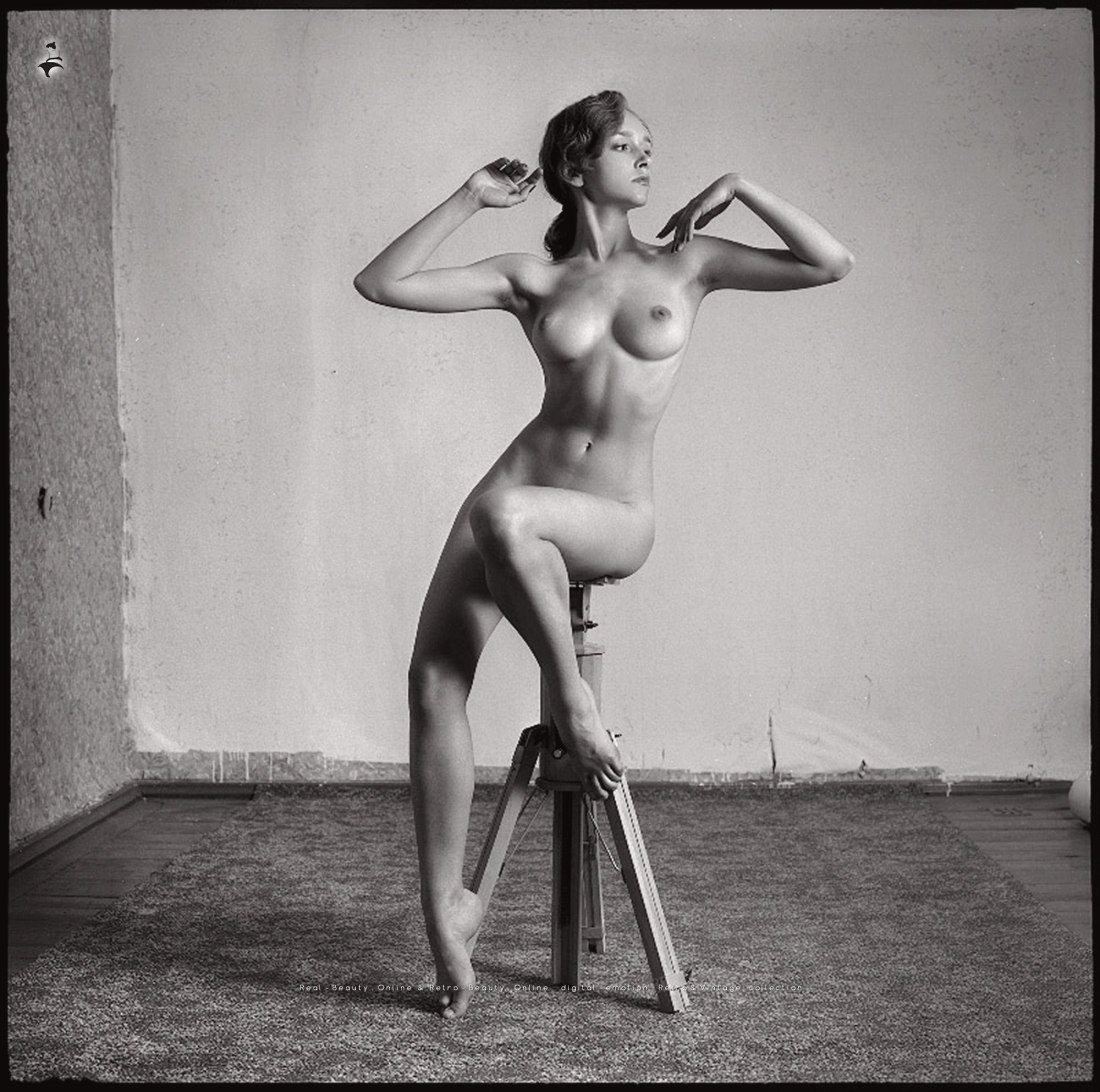 Натурщица в студии