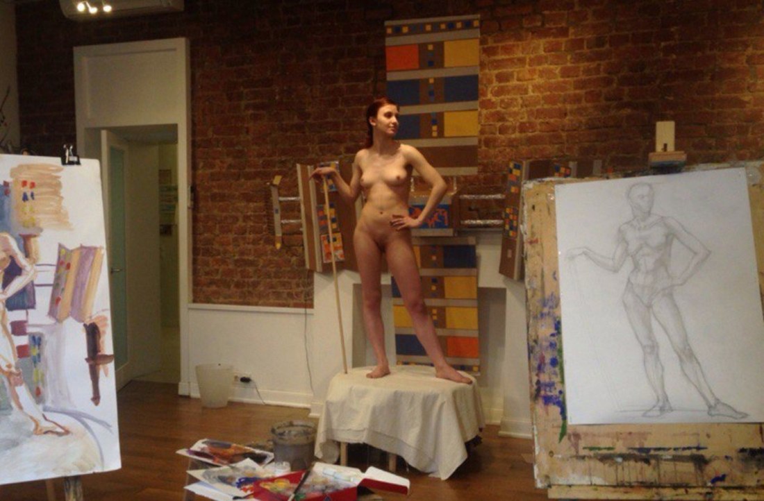 Голые парни позируют художнику