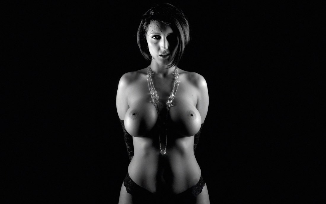 Мокрое тело девушки