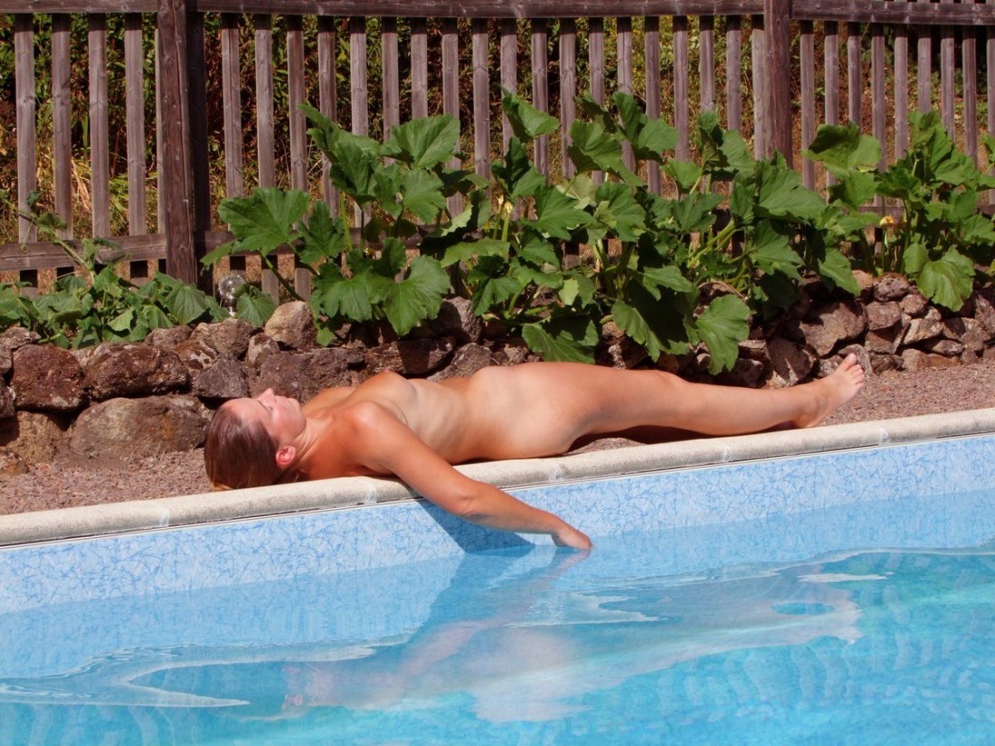 Нудисткий пляж девушки и парни