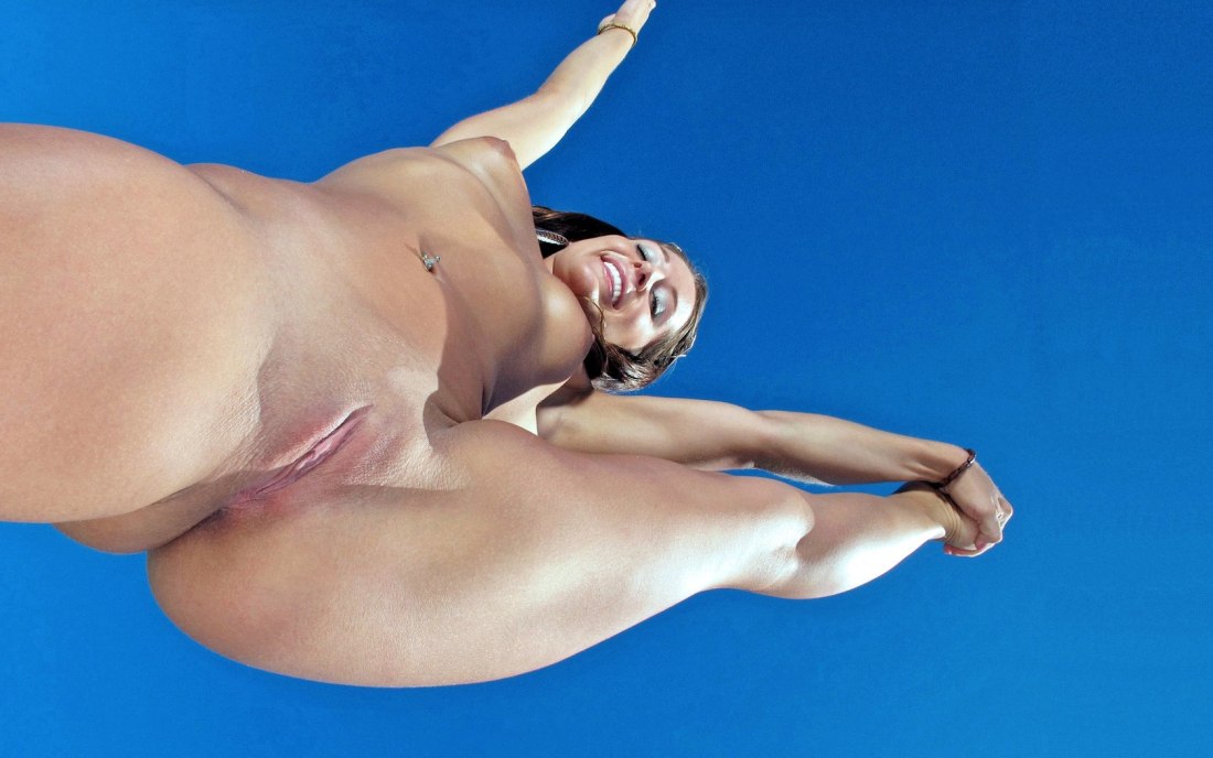 Голые женщины в удивительных позах