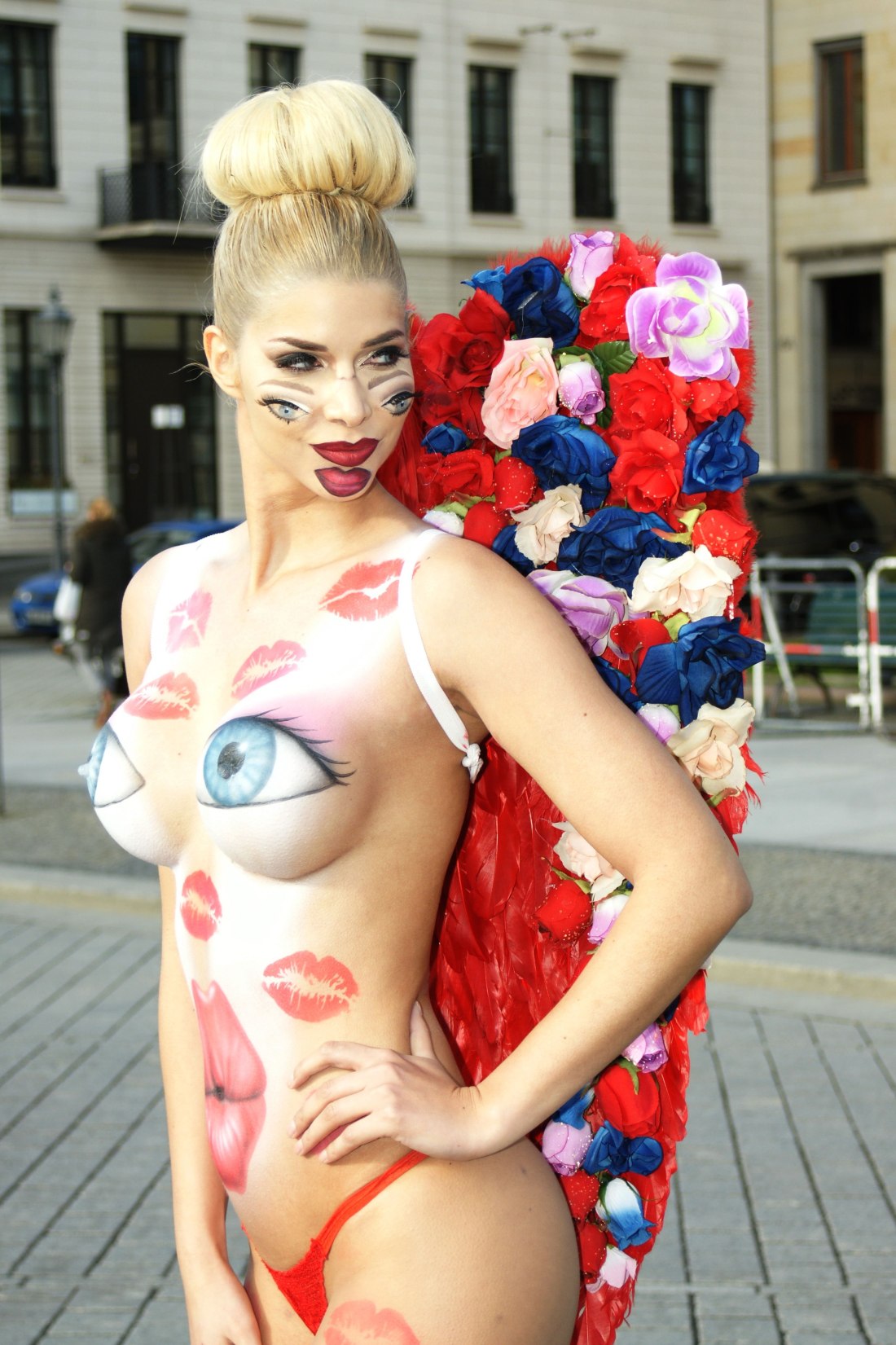 Бодиарт на голом женском теле