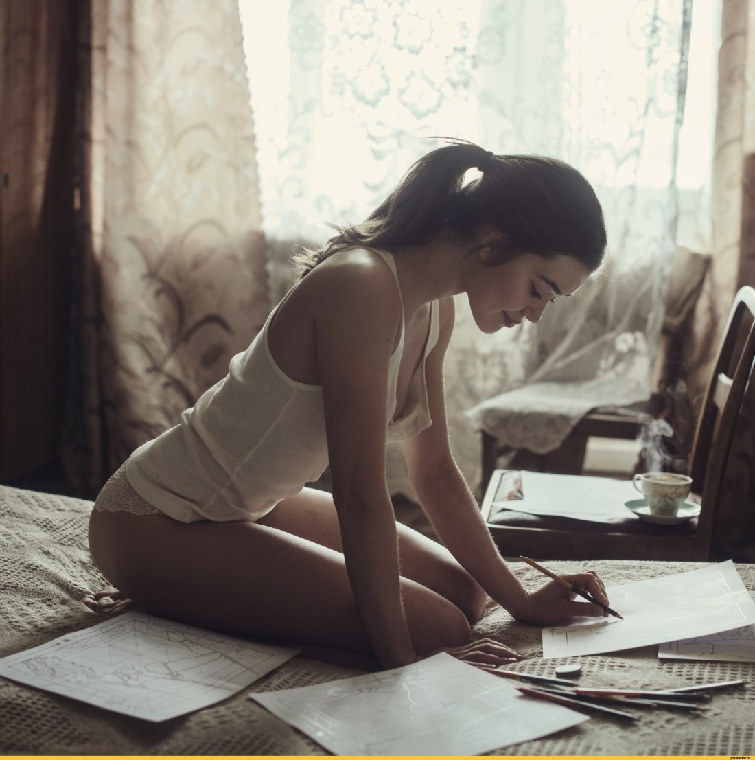 Девушка пишет в блокноте