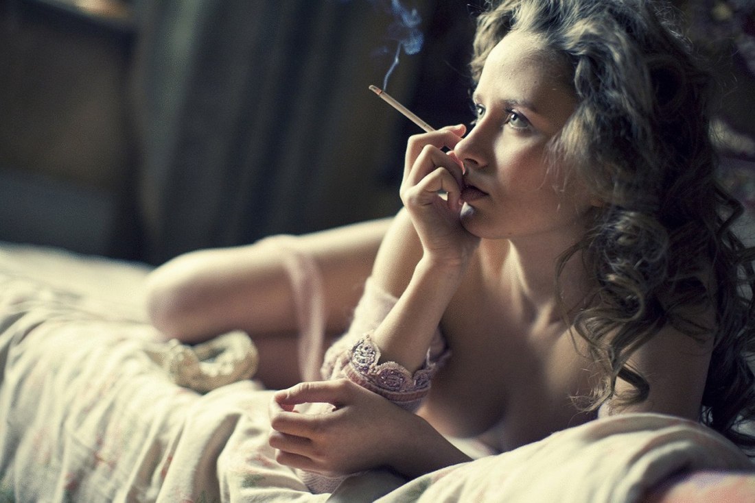 Девушка записывает