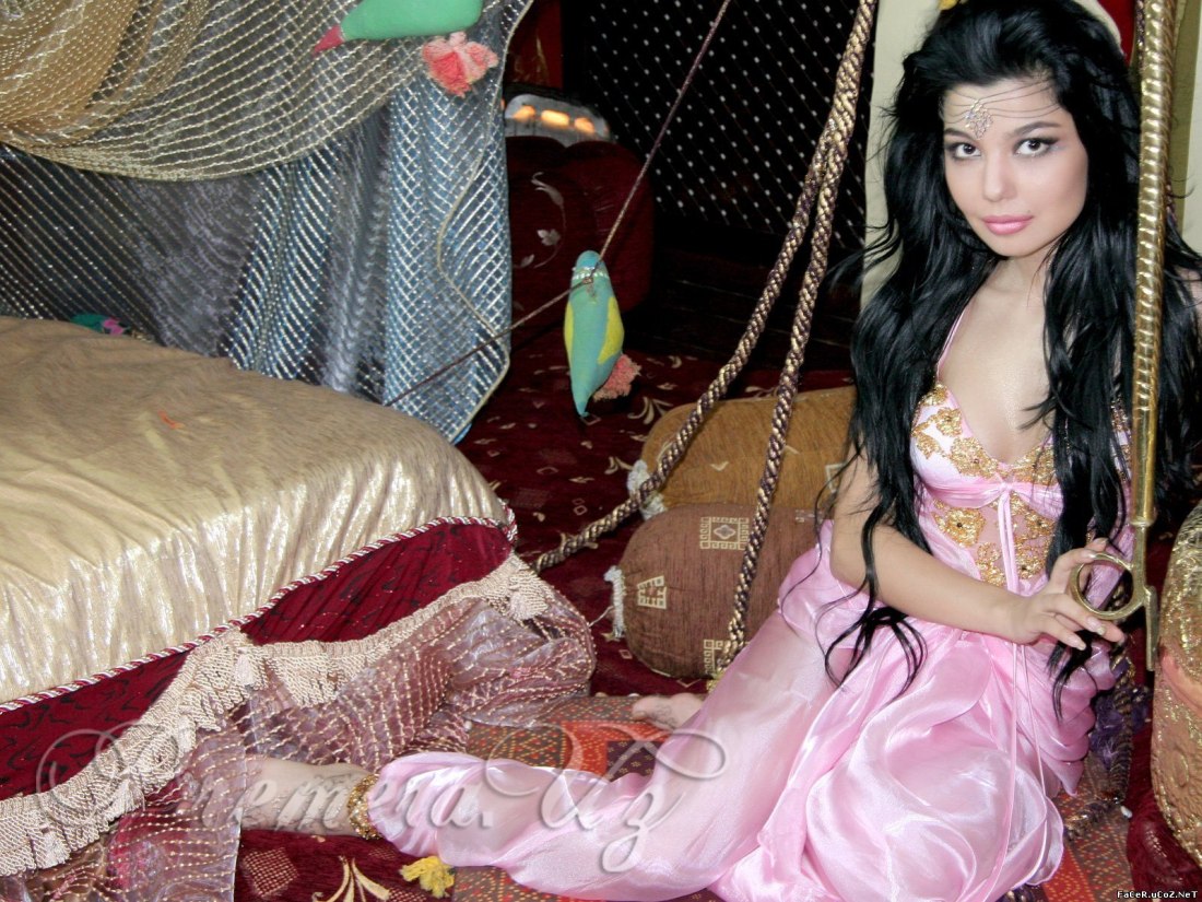 Брюнетки без бюстгальтера