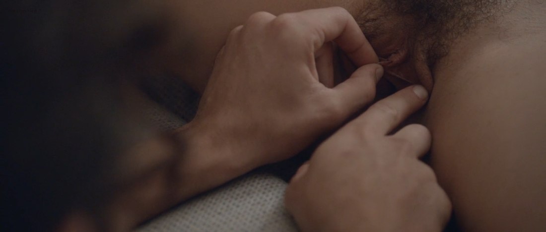 Актриса Стэйси Мартин голая