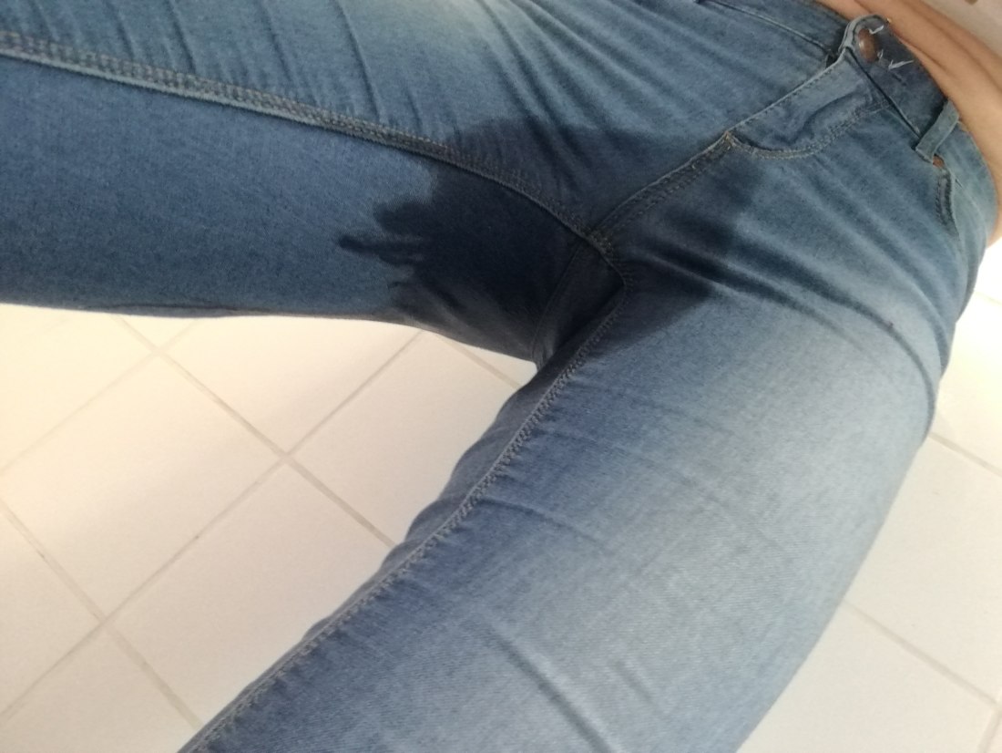 Порно Короткостриженая брюнетка,приспустив джинсы, получила толстый член - найдено секс видео