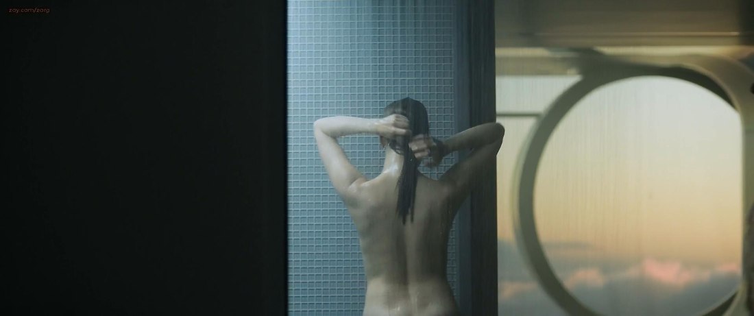 Фотографии голой без трусов Элизабет Душку вид со спины