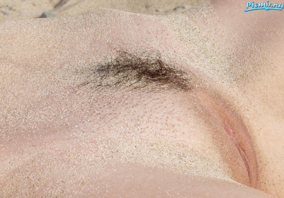 Выпуклый женский лобок на пляже