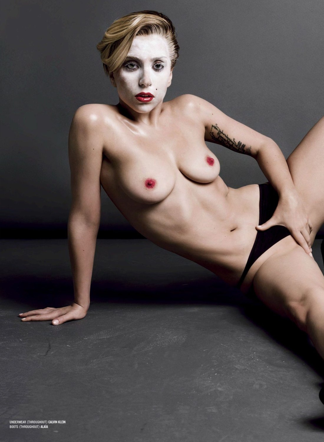 Леди Гага обнажилась