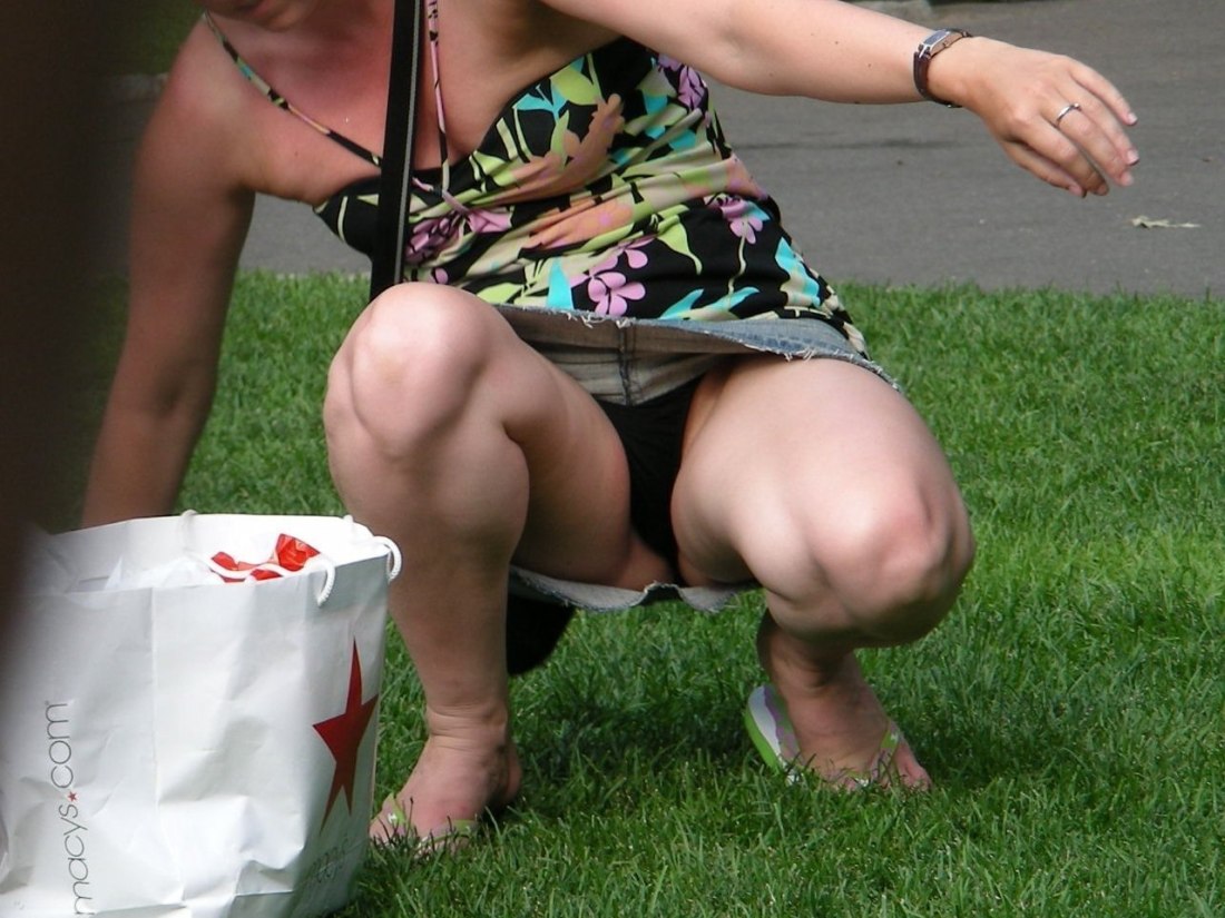 Женщины гуляют без трусов