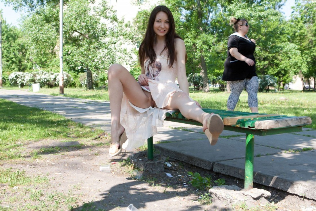 Девушки без трусов в парке