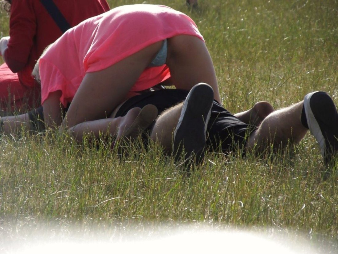 Девочки на улице показывают свои прелести