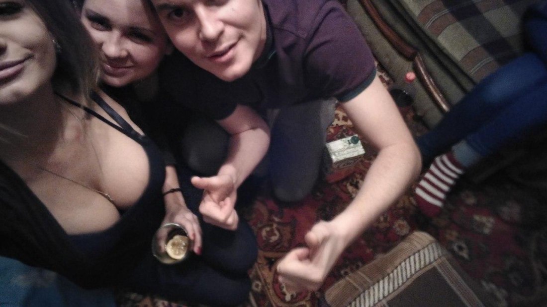 Молодежь развлекается на даче