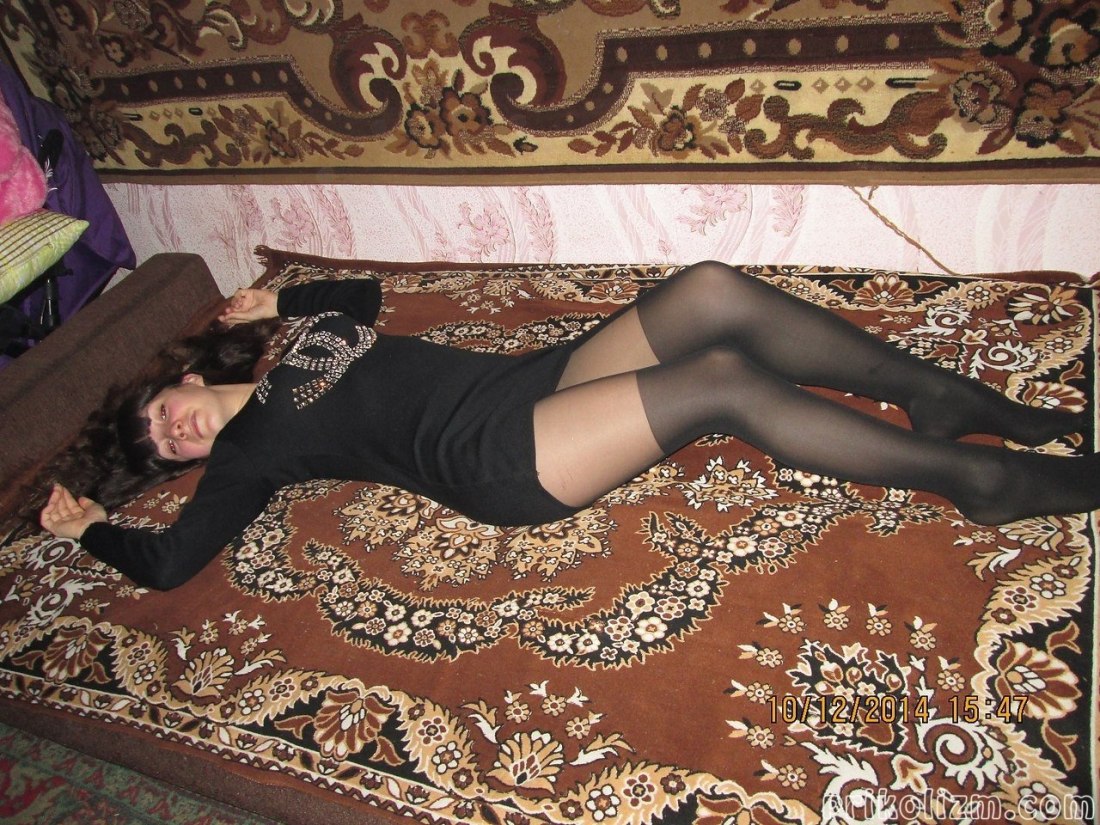 Девушки на фоне ковра