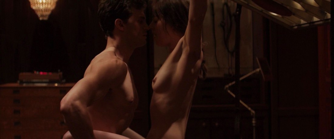 Дакота Джонсон в фильме 50 оттенков голая