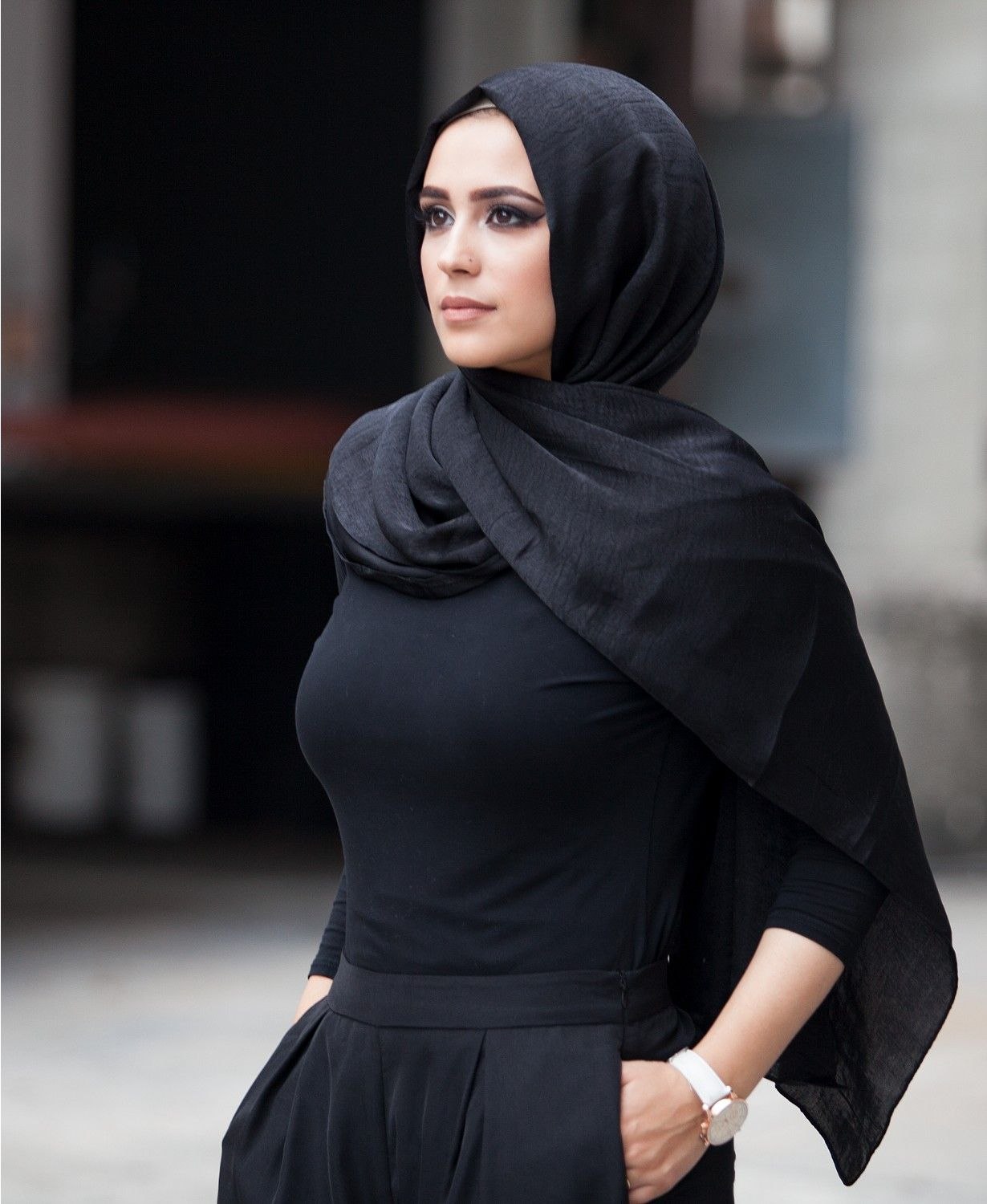 Мусульманская девушка в хиджабе занимается жестким сексом.