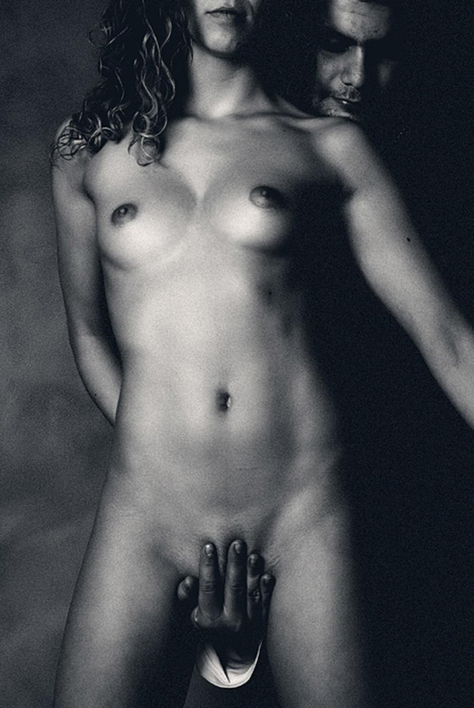 Голый человек прикрывается руками