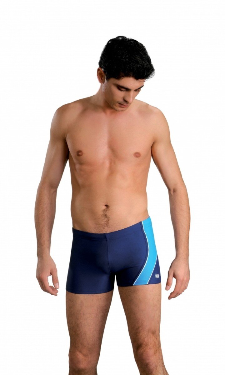 Красивые мужчины в мокрых трусах