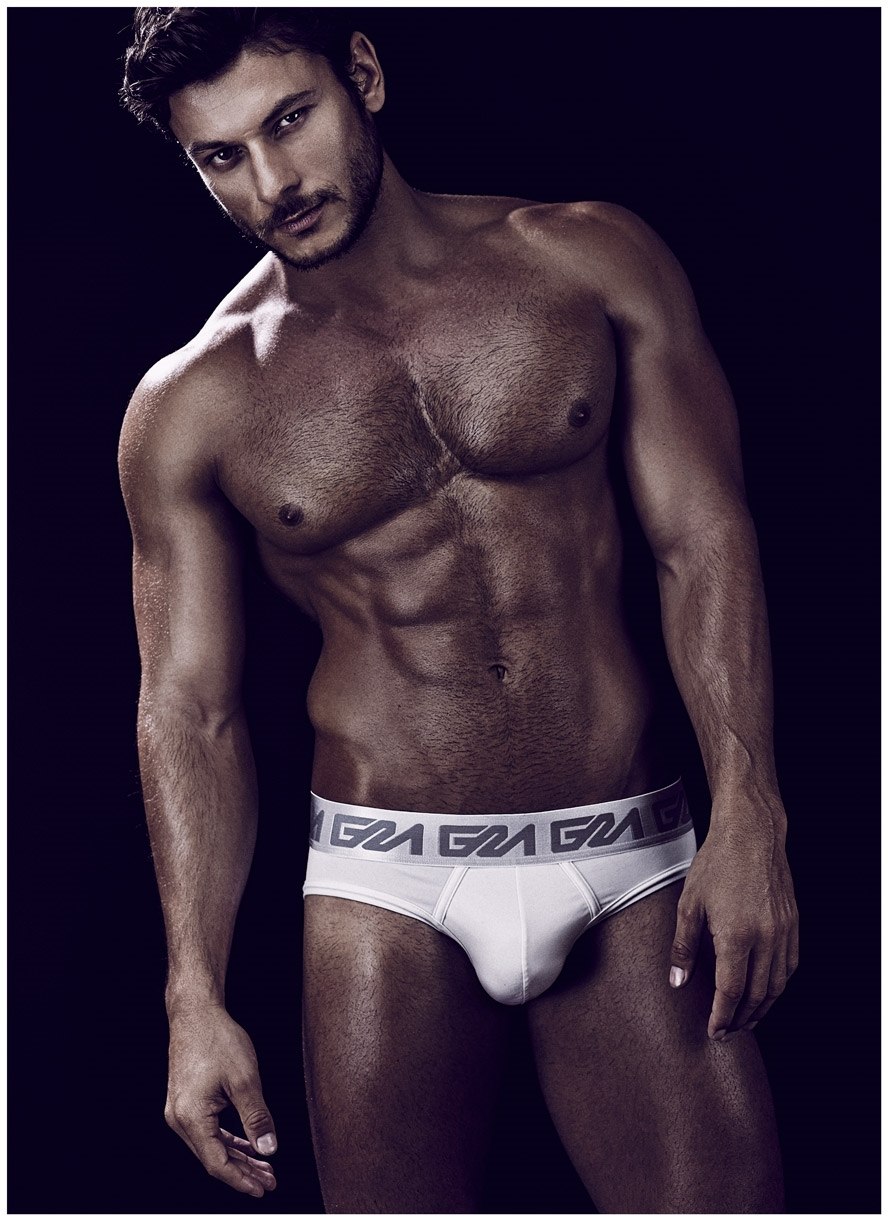 Большой бугор в плавках