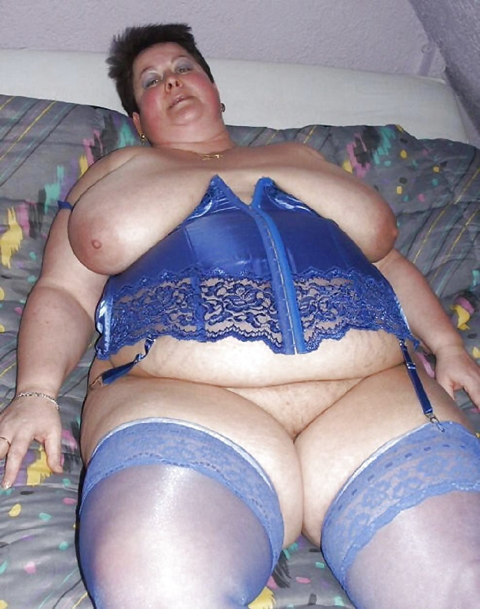 Пожилые бабы в стрингах