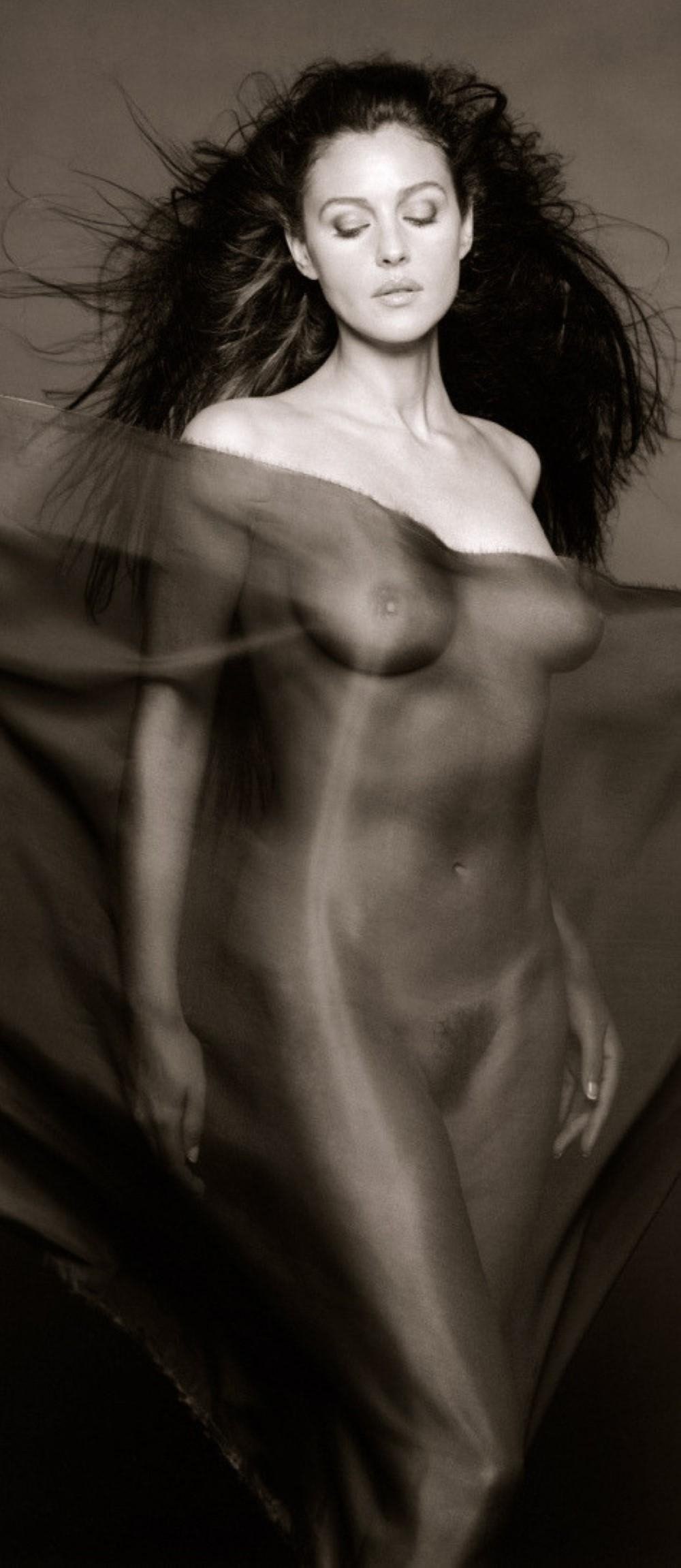 Моника Беллуччи голая киска