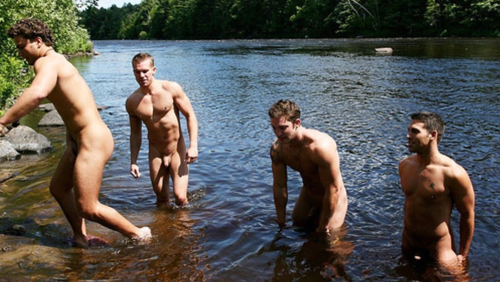 молодые парни купаются голые (120) фото